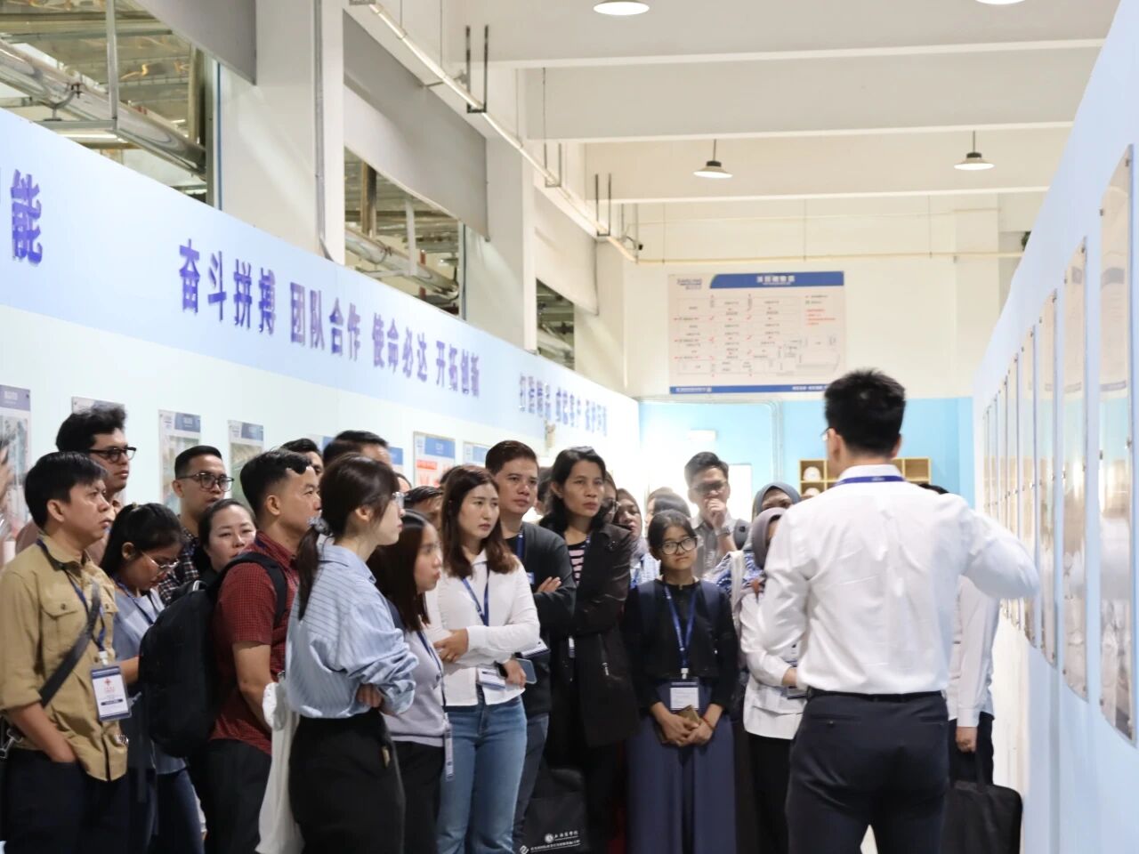 參觀生產(chǎn)車(chē)間